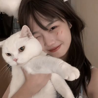 博物馆保洁阿姨手拿扫帚为游客讲解