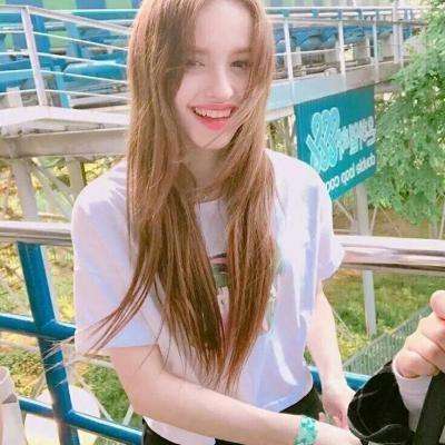 张一山女友被曝光是宋妍霏，网友晒出实锤图，两人光明正大秀同款？